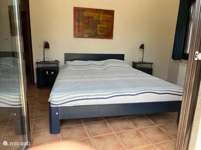 Geräumiges Schlafzimmer im Garten mit Terrassentüren zum Garten mit Swimmingpool. Wachen Sie auf und tauchen Sie sofort ein. Auping-Bett 180x220 cm