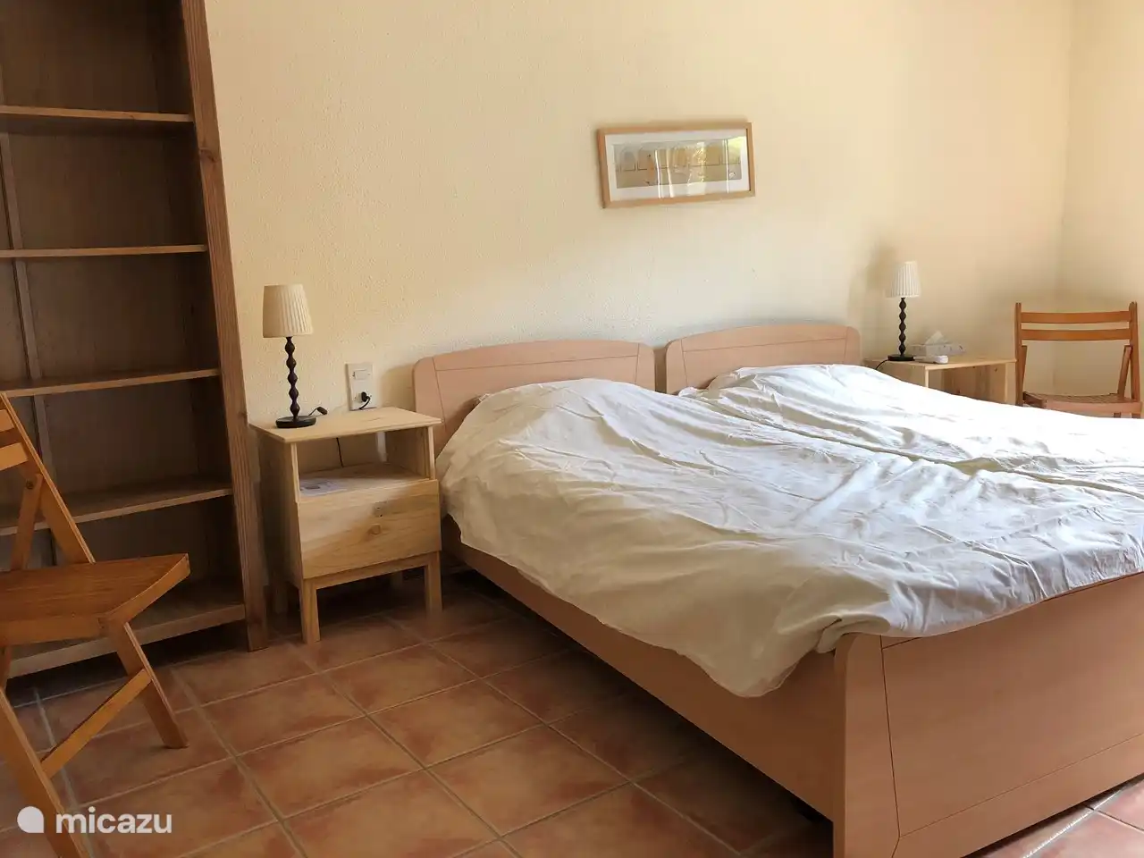 Geräumiges Schlafzimmer mit Doppelbett auf der Vorderseite. Ausreichend Platz für ein zusätzliches Kinderbett. Einbauschränke und Klimaanlage.