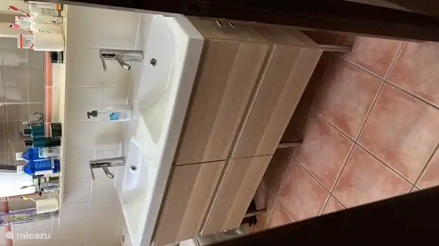 Badezimmer mit ausreichend Stauraum für Toilettenartikel.