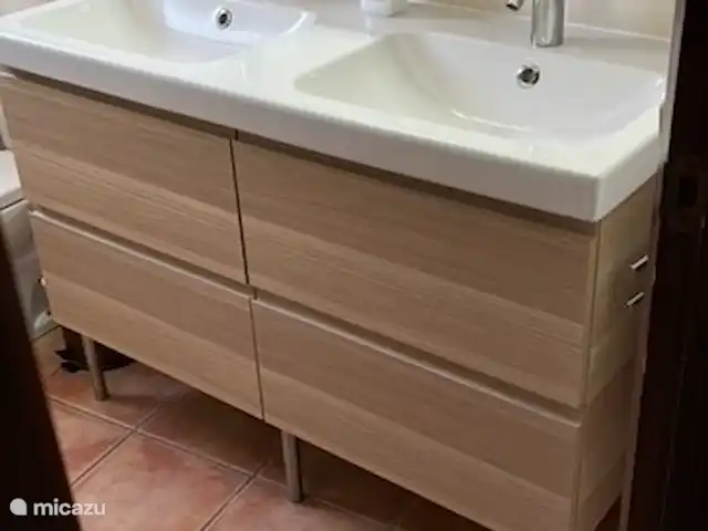Location de Vacances Espagne, Costa Brava, Calonge, villa - Casa la Curva Salle de bain avec espace de rangement suffisant pour les articles de toilette.