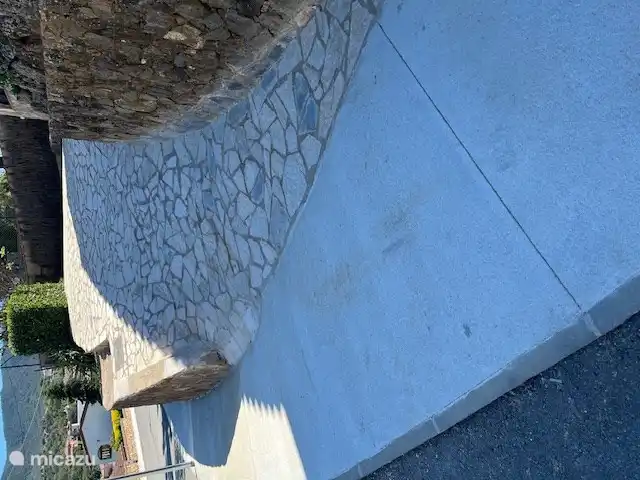 Auffahrt zu privaten Parkplätzen