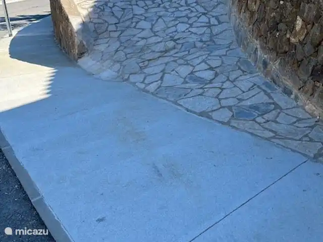 Location de Vacances Espagne, Costa Brava, Calonge, villa - Casa la Curva allée vers des places de parking privées