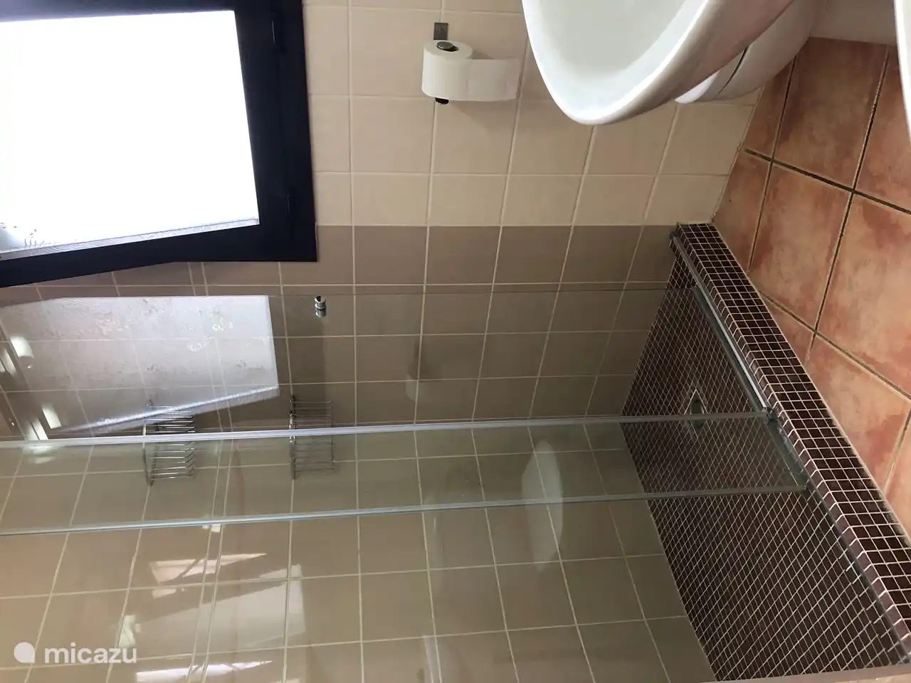 ..... mit ebenerdiger Dusche.