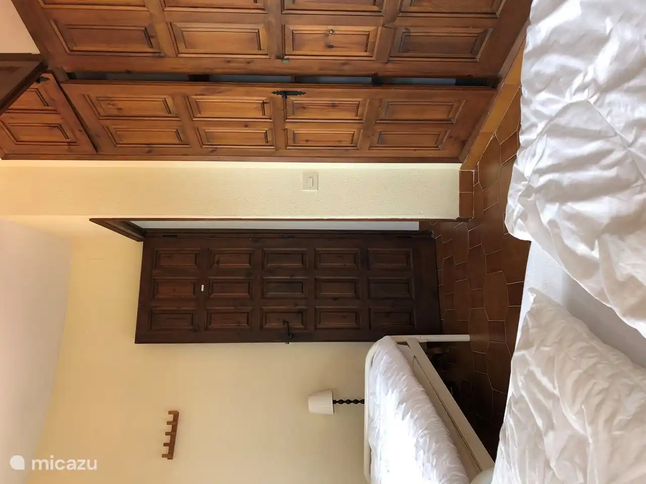 Turmzimmer. 2 Einzelbetten 90 x 200 cm. Einbauschränke und Klimaanlage. Auch Balkon mit viel Privatsphäre.