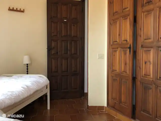 Location de Vacances Espagne, Costa Brava, Calonge, villa - Casa la Curva Chambre de la tour. 2 lits simples 90 x 200 cm. Armoires encastrées et climatisation. Aussi balcon avec beaucoup d'intimité.