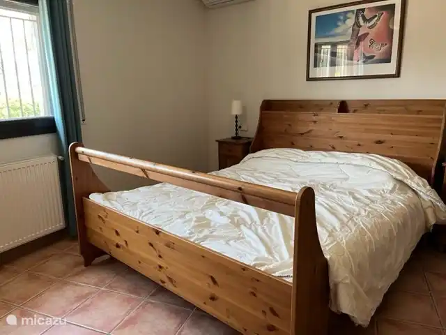 Schlafzimmer im Erdgeschoss. Doppelbett 160x200.