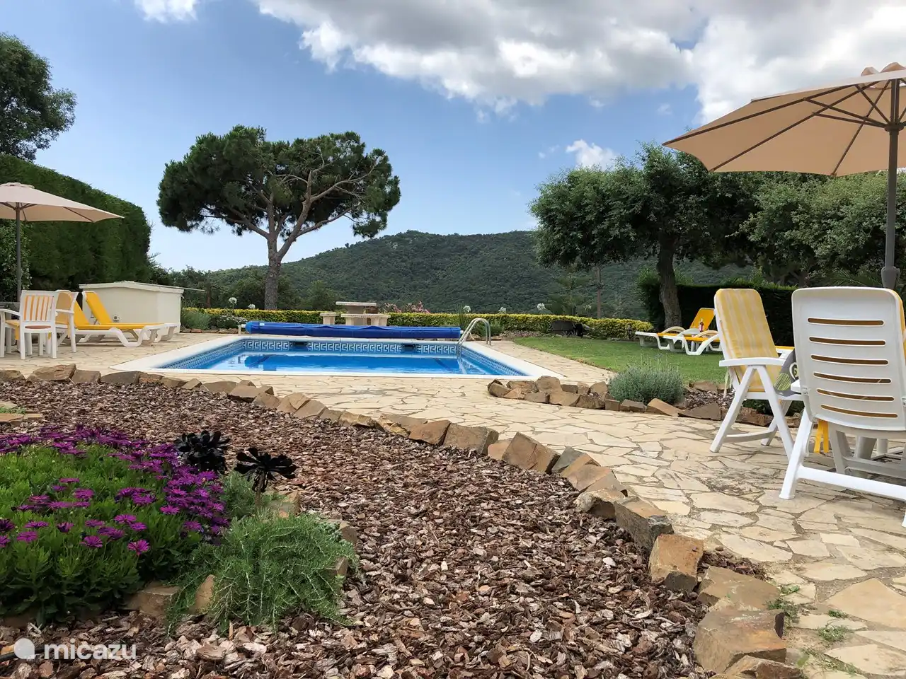 Mehrere Terrassen. Hier ein Blick auf die Hügel der Gavarres.