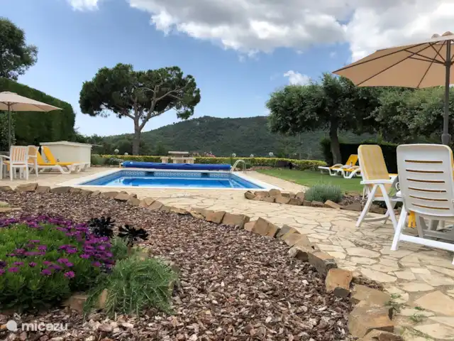 Location de Vacances Espagne, Costa Brava, Calonge, villa - Casa la Curva Diverses terrasses. Ici vue sur les collines des Gavarres.