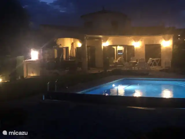 Location de Vacances Espagne, Costa Brava, Calonge, villa - Casa la Curva Un éclairage d'ambiance pour les longues soirées d'été sur votre propre terrasse.