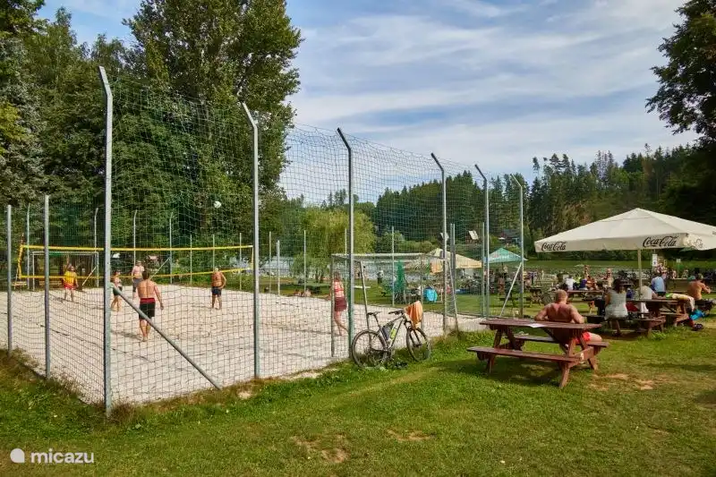 El campo de fútbol/voleibol en el lago.