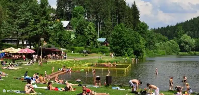 La zona para tomar el sol en el lago.