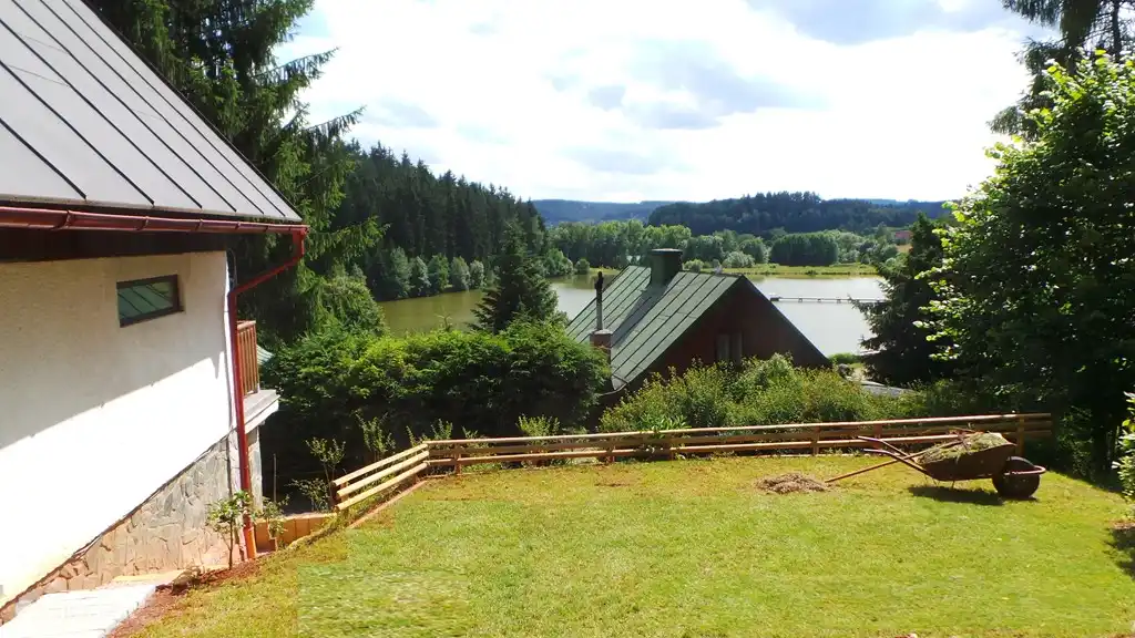 De nuevo, el nuevo jardín con junto a la casa las escaleras recién construidas hacia el garaje/aparcamiento. Este jardín se puede acceder a través de una puerta en la cocina. 