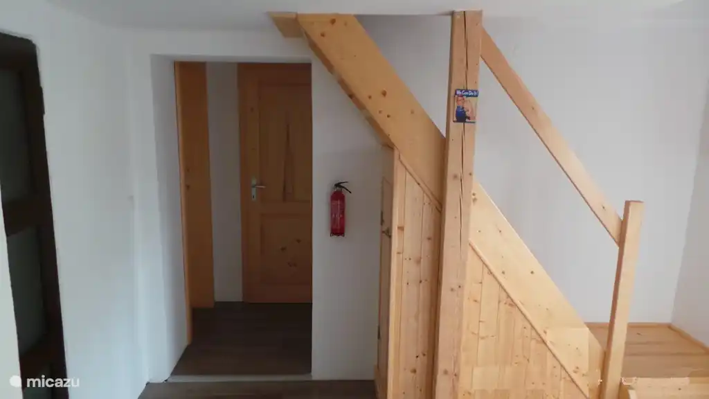 El pasillo con escaleras hacia los dormitorios.