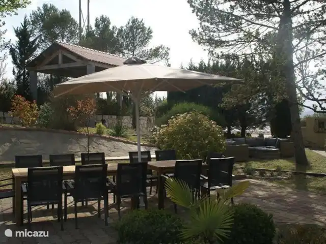 Le Vacher | France, Ardèche, Beaulieu (Ardèche) - maison de vacances Il y a de la place pour 16 personnes aux tables extérieures, merveilleusement à l'ombre du jardin arboré.