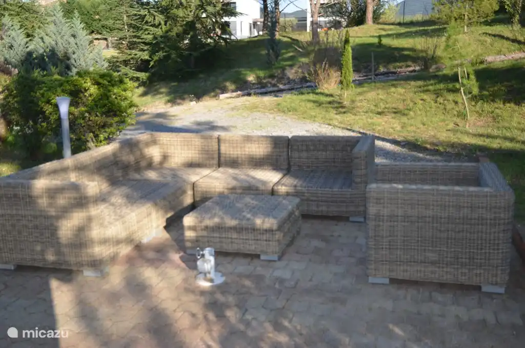 Kinderspielplatz mit großem Sandkasten für die Kinder eingestellt.