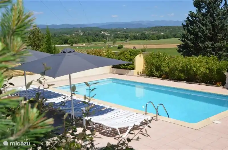 Draußen gibt es eine Kegelbahn boulles, ping-pong, Lounge-Set, große Tische mit Stühlen, Grill, Spielplatz mit Sandkasten, ...