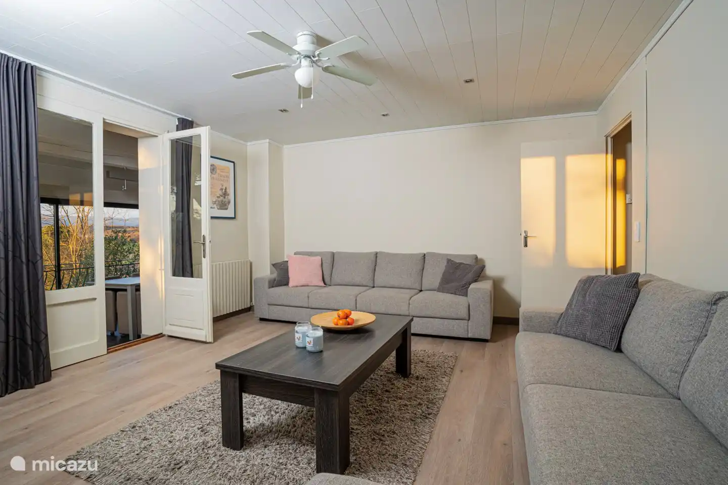 Sitzecke mit TV und Bose-Musiksystem