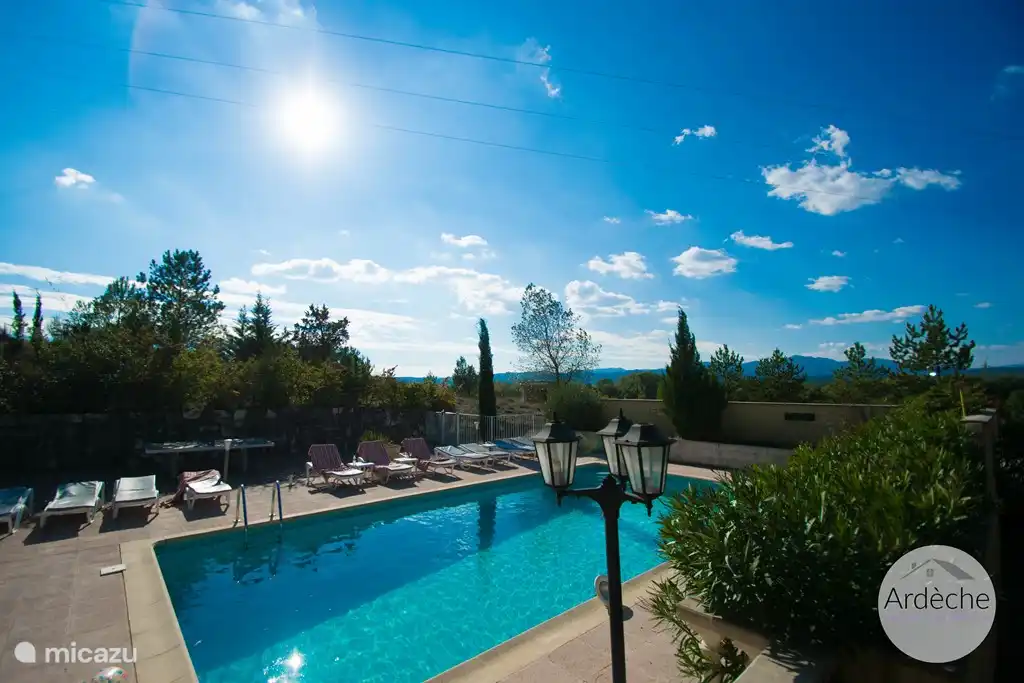 Schöne Aussicht vom geräumigen privaten Pool