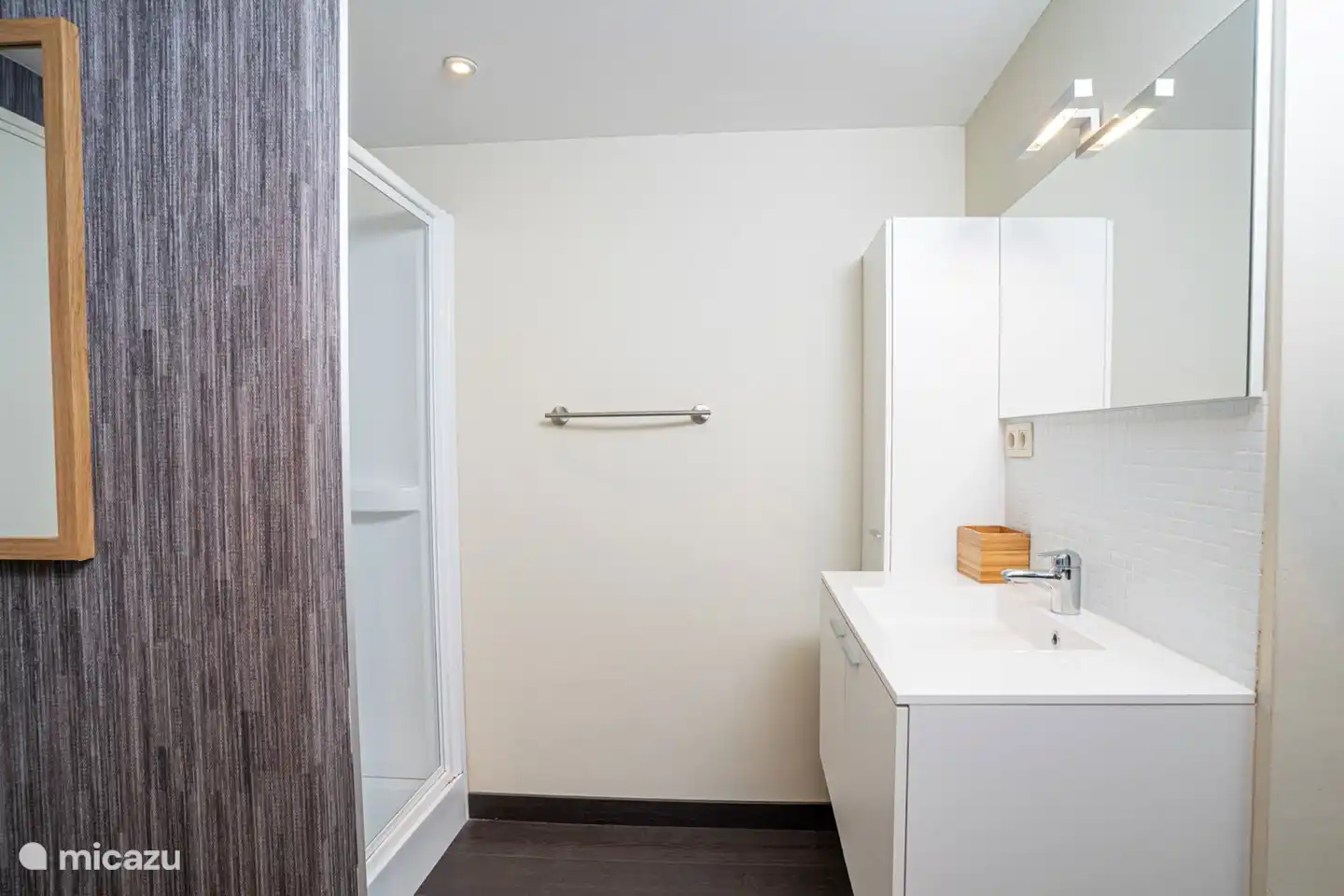 2 das Badezimmer im Erdgeschoss in einem der Schlafzimmer.