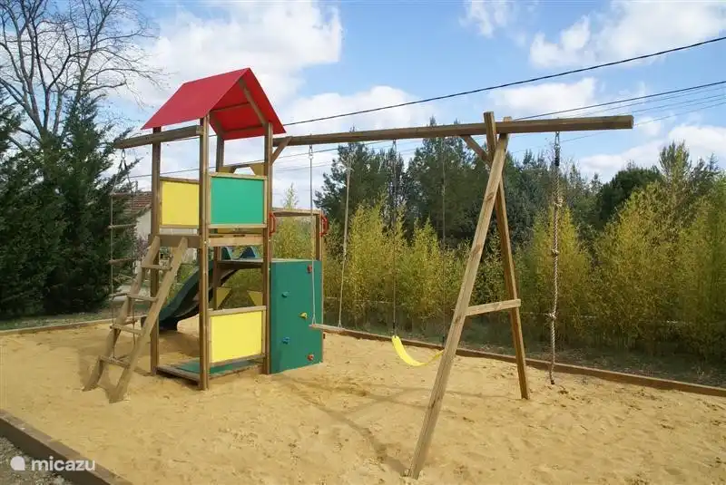 Esszimmer mit 2 großen Tischen und Stühlen auf dem Rad sanft. Von hier aus haben Sie einen schönen Blick auf die Berge. Ideal zum Frühstück, um die Aussicht zu genießen.