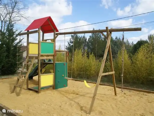 Le Vacher | France, Ardèche, Beaulieu (Ardèche) - maison de vacances Aire de jeux pour enfants avec grand bac à sable pour les enfants.