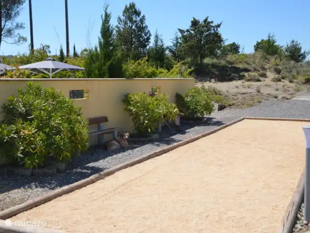 Le Vacher | France, Ardèche, Beaulieu (Ardèche) - maison de vacances Le terrain de pétanque éclairé. D'ici vous avez une belle vue sur les Cévennes