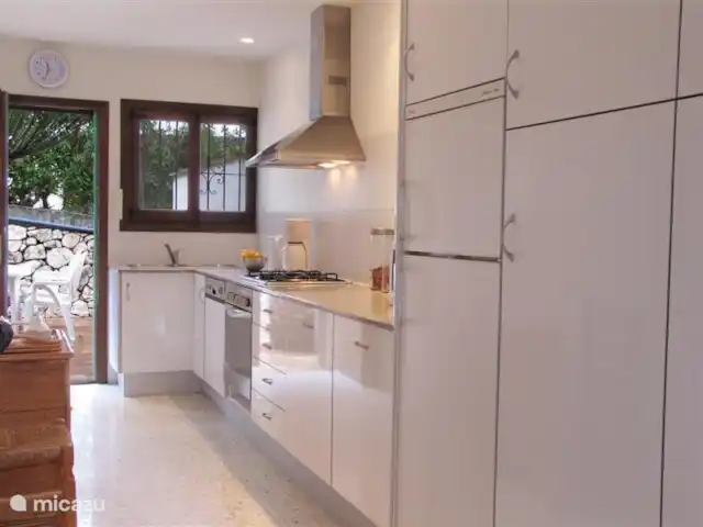 Siempre Domingo Casa Emily en España, Costa Blanca, Moraira - villa nuestra cocina totalmente equipada con estufa a gas, refrigerador y amplio inventario de cocina