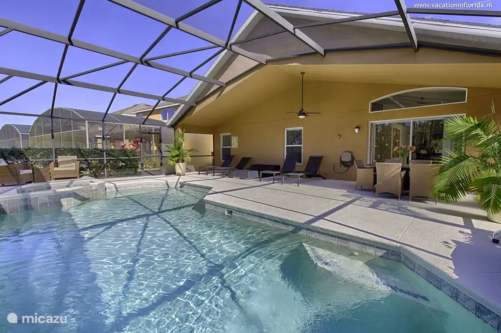 Pool und Terrasse House of Orange