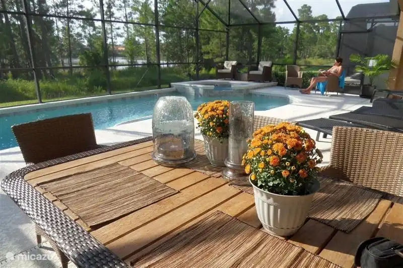 Gemütlich auf der großen Terrasse am Pool.