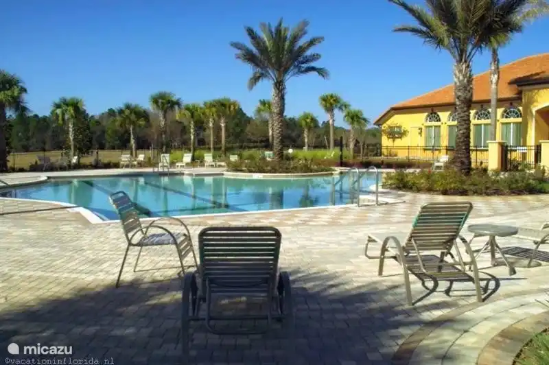 Große Sonnenterrasse beim Clubhouse Watersong Resort.