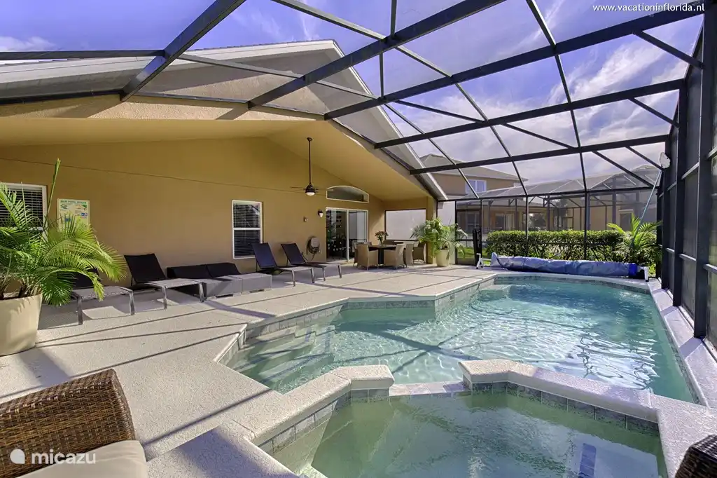 Pool und Terrasse House of Orange