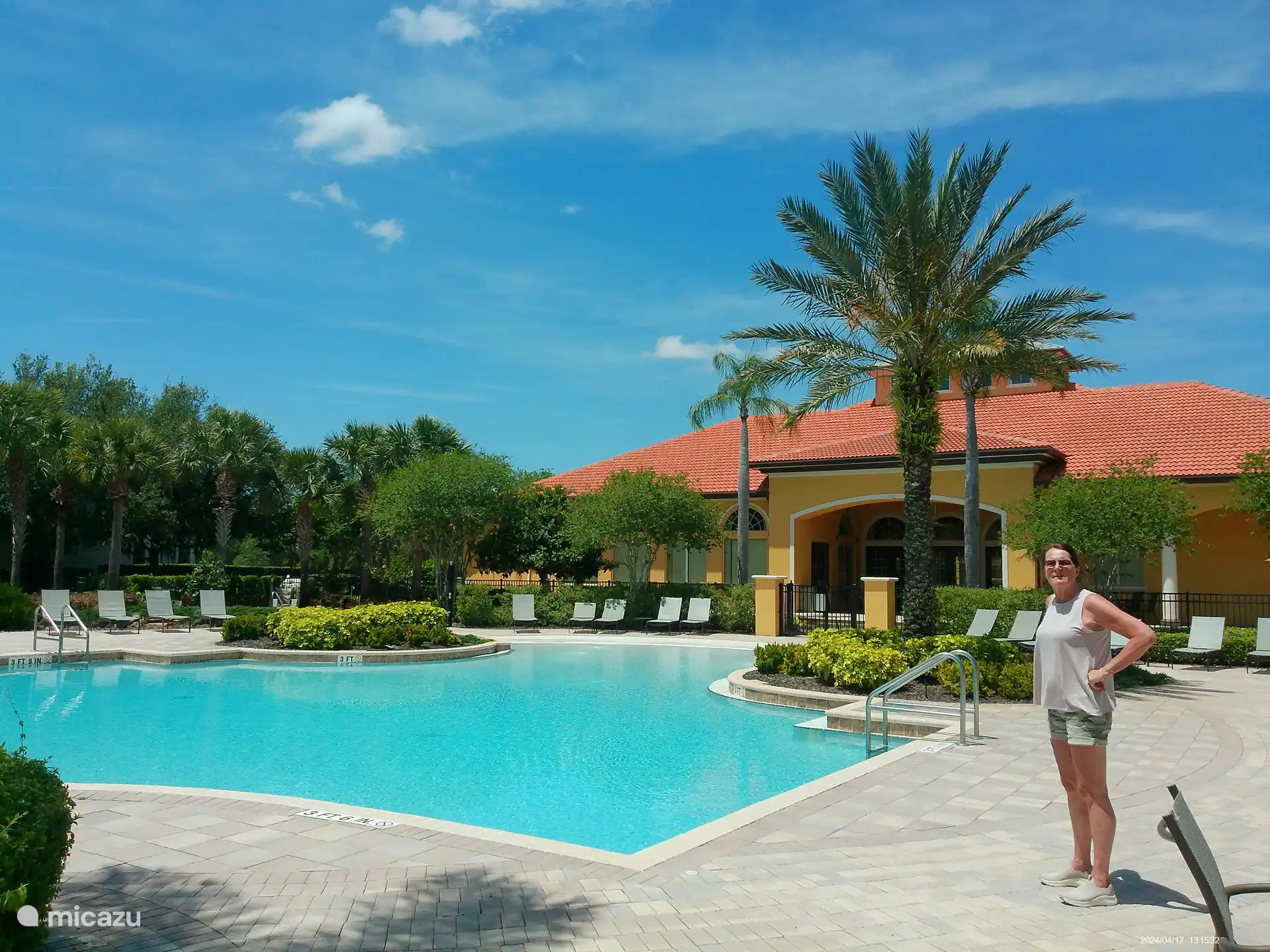 Große Sonnenterrasse und Swimmingpool am Clubhaus, schräg gegenüber unserer Ferienvilla House of Orange in Davenport bei Orlando, Florida
