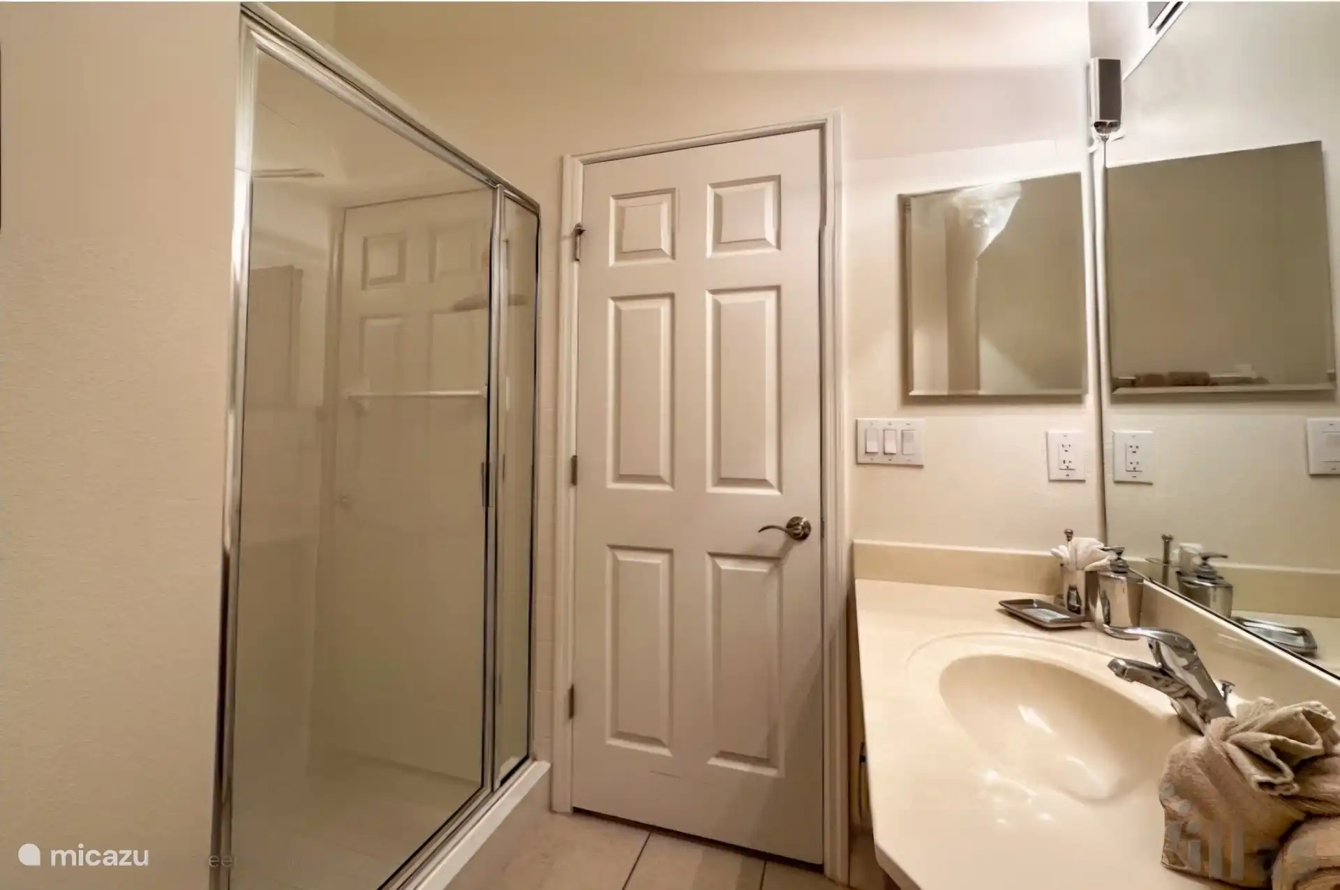 Ensuite Badezimmer im vierten Schlafzimmer des Ferienhauses House of Orange in Davenport in der Nähe von Orlando, Florida.