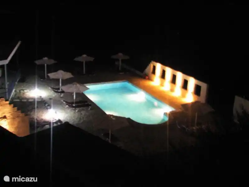 Het splinternieuwe zwembad 'by night'...nodigt uit!