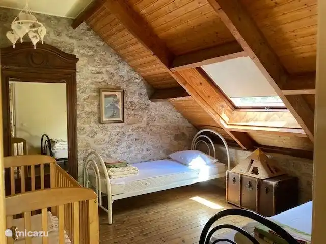 Les Deux Pins | France, Aisne, Vendresse-Beaulne - gîte / cottage Chambre avec deux lits simples et lit bébé