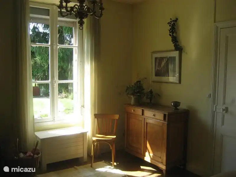 Wohnzimmer auf der Gartenseite, viel Platz für die Kinder und Spielzeug in die Kiste und Spiele im Schrank