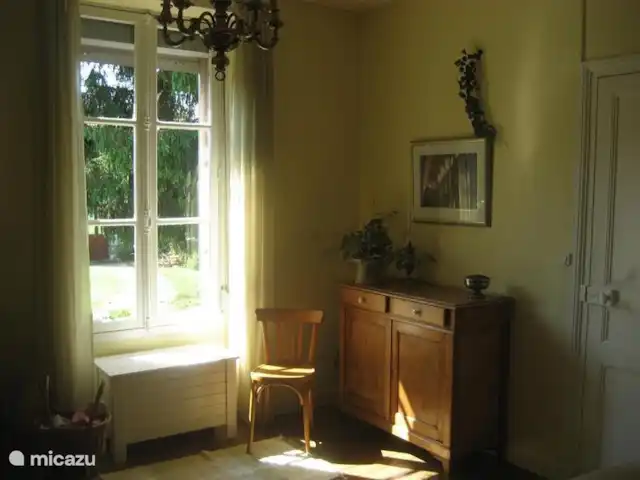Les Deux Pins | France, Aisne, Vendresse-Beaulne - gîte / cottage Salon côté jardin, beaucoup d'espace pour les enfants et jouets dans le coffre et jeux dans le placard