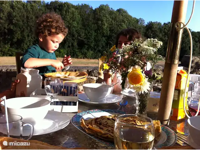 Les Deux Pins | France, Aisne, Vendresse-Beaulne - gîte / cottage Délicieux petit-déjeuner / déjeuner / dîner sur la terrasse arrière