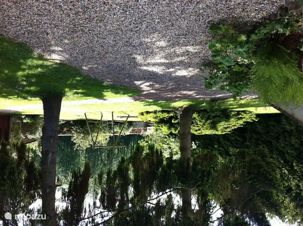 Der Hinterhof mit les deux pins im Frühjahr.