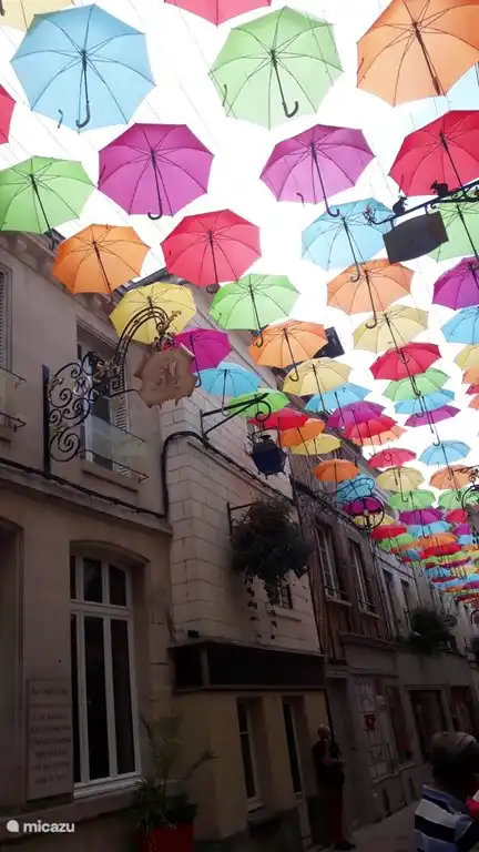 Die Einkaufsstraße von Laon gegenüber der Kathedrale. Fröhlich geschmückte Promenade mit Antiquitäten- und Kunsthandwerksläden