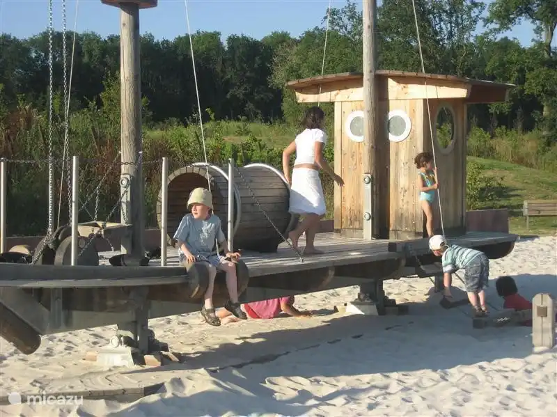 Spielen im Park am Lac Monampteuil 12 km entfernt