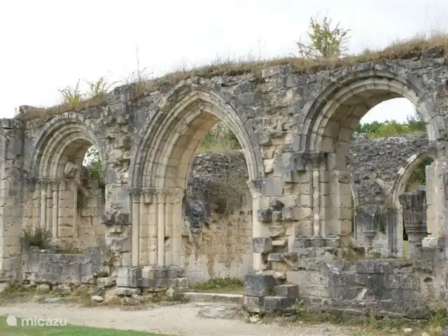 Les Deux Pins | France, Aisne, Vendresse-Beaulne - gîte / cottage Dans la forêt de Vauclair se trouve le cloître médiéval de l'abbaye.