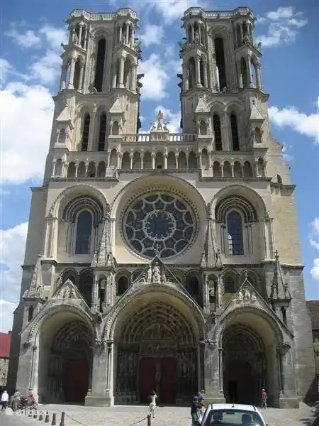 Sehr Kathedrale reich Umwelt. Die gothishe Kathedrale von Laon hatte die Kathedrale Notre Dame inspiriert.