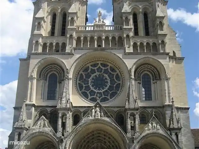 Les Deux Pins | France, Aisne, Vendresse-Beaulne - gîte / cottage Environnement très cathédrale riche. La cathédrale gothique de Laon a inspiré Notre-Dame de Paris.