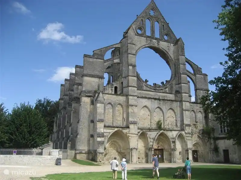 Abbeye die Longpont, kann das Kloster hinter diesen Trümmern nach Absprache besichtigt werden