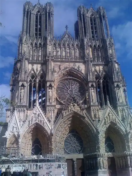 Reims, die Hauptstadt der Champagne mit ihrer zum Weltkulturerbe gehörenden Kathedrale, ist etwas mehr als 30 Minuten entfernt.