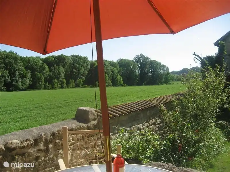Erhöhte Terrasse im Hinterhof. Genießen Sie hier die Natur in vollen Zügen!