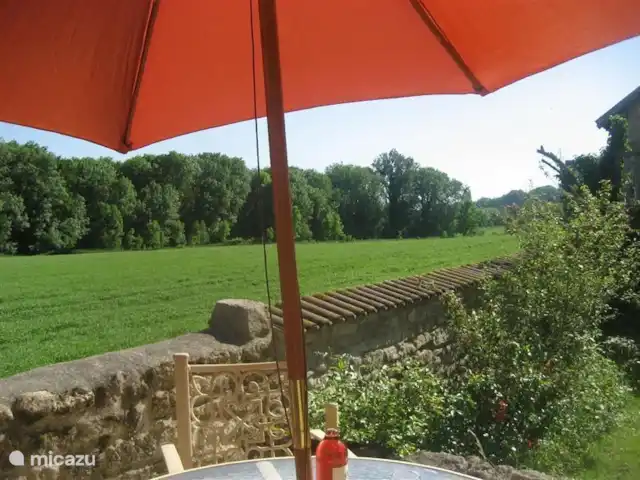 Les Deux Pins | France, Aisne, Vendresse-Beaulne - gîte / cottage Terrasse surélevée dans la cour arrière. Profitez ici de la nature au maximum !