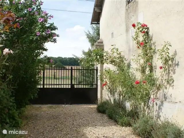 Les Deux Pins | France, Aisne, Vendresse-Beaulne - gîte / cottage Votre voiture est garée ici pendant les vacances ?