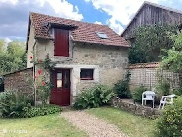 Les Deux Pins | France, Aisne, Vendresse-Beaulne - gîte / cottage Il y a une toilette extérieure à l'annexe dans la cour arrière.